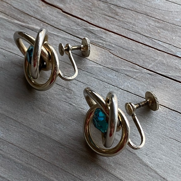 *RARE FIND* Signed Coro Silver Tone Love Knot Screw Back Earring with Bl… - Picture 3 of 8